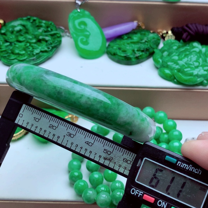 翡翠未镶嵌手镯……