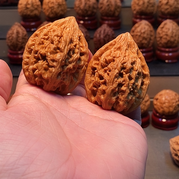 郁***生桃核把件43尺流苏大沽石