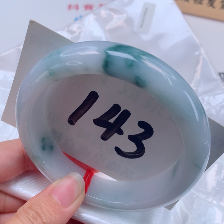 翡翠手镯未镶嵌白底青