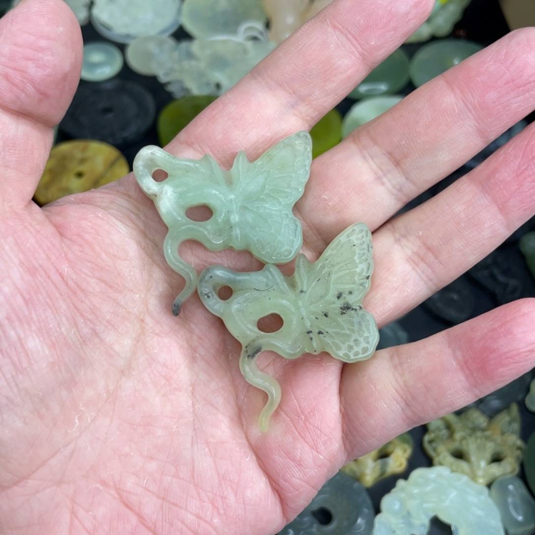 岫玉未镶嵌颈饰蝴蝶