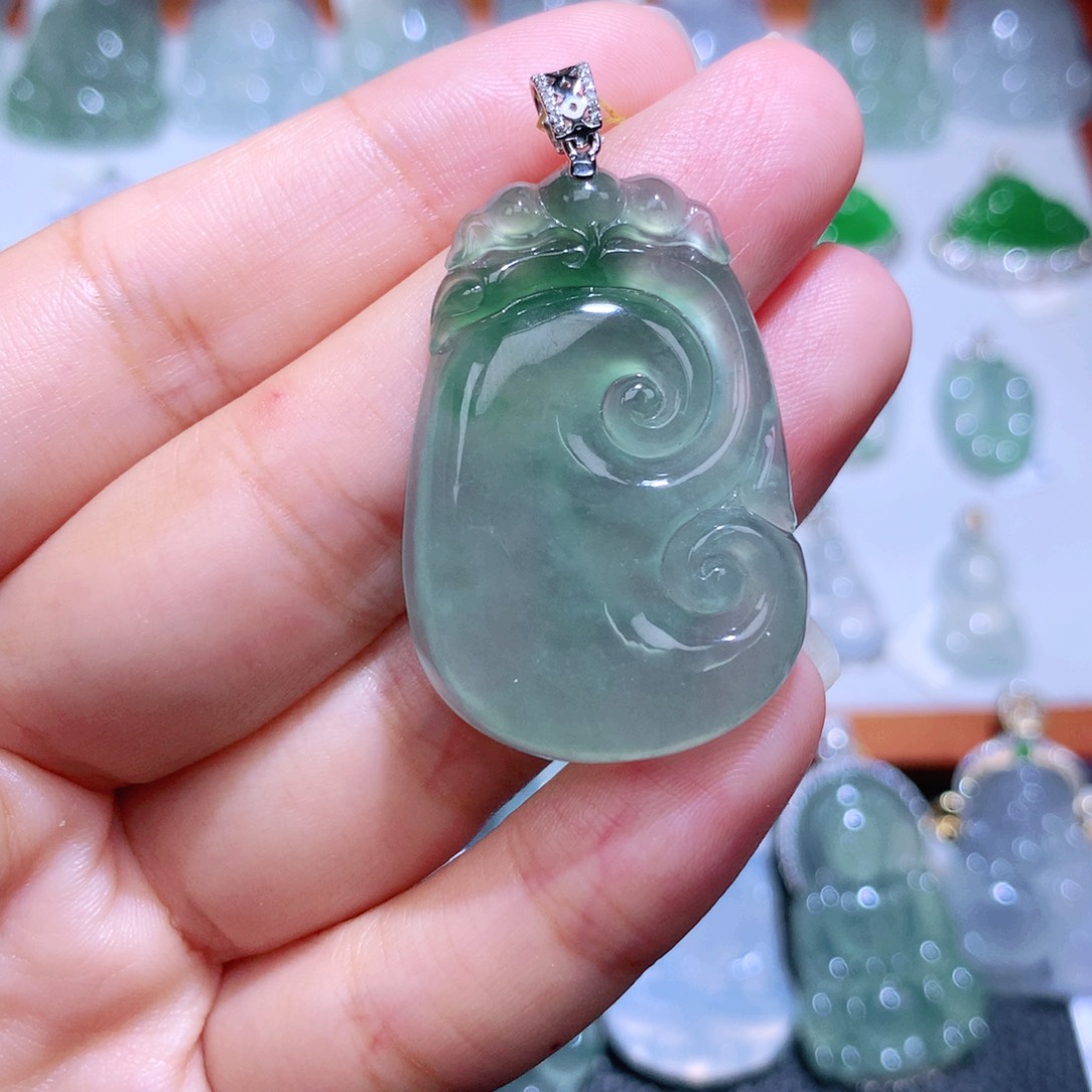 颈饰18K金镶嵌翡翠如意