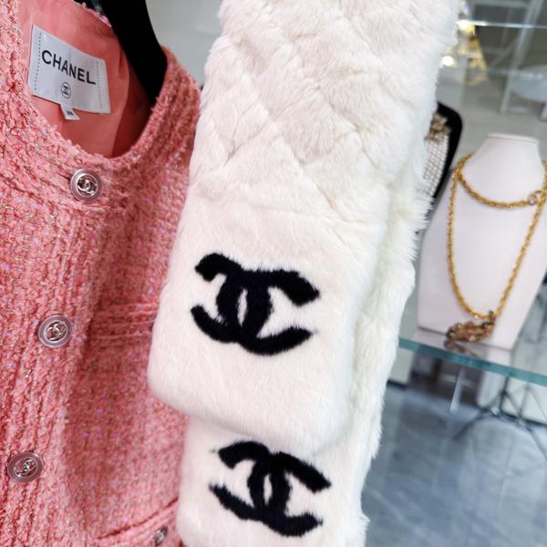 Chanel 黑色双C白色獭兔围巾