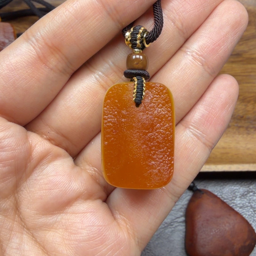 琥珀未镶嵌吊坠(赠链)