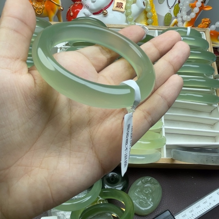 呃***呃岫玉未镶嵌手镯岫玉手镯