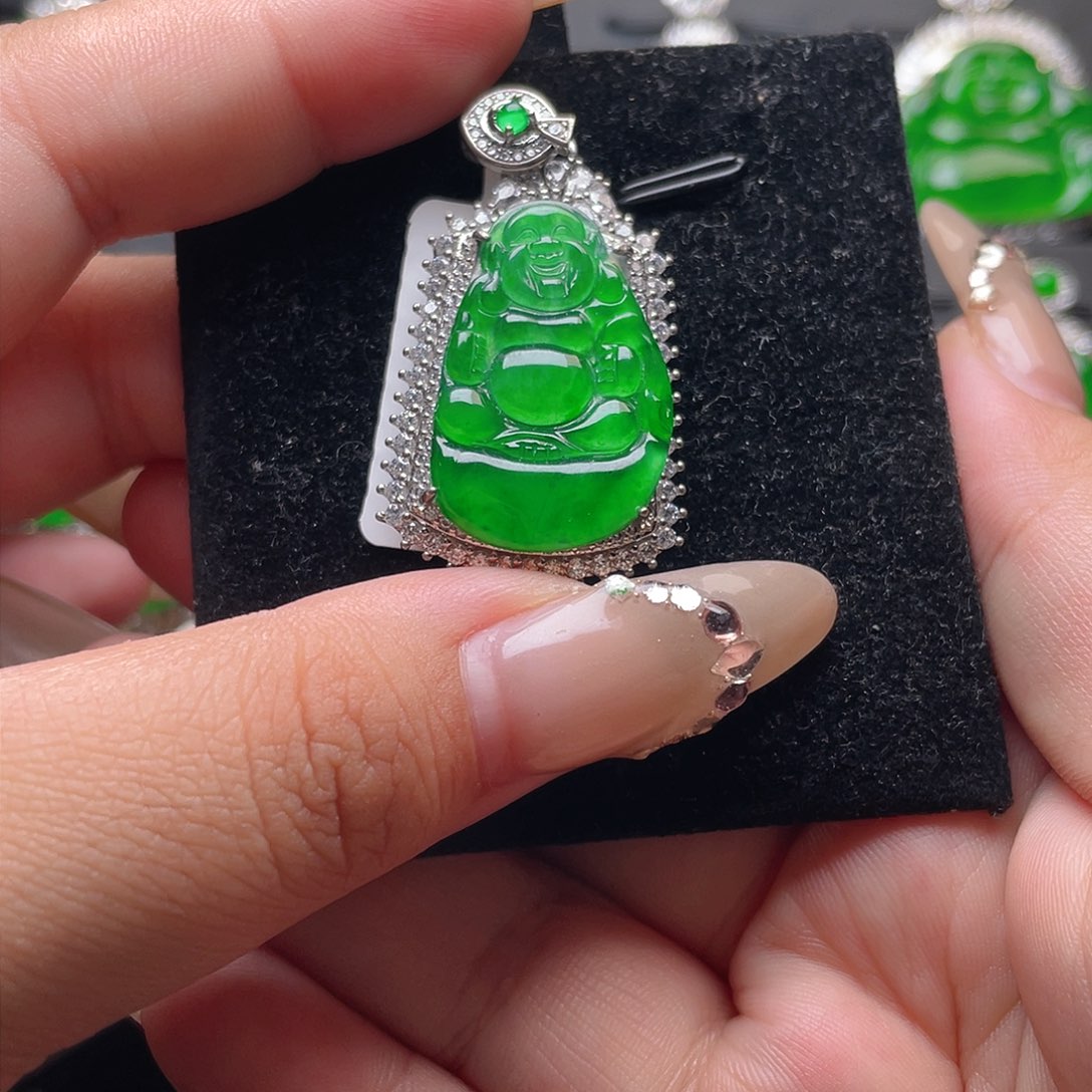 翡翠颈饰未镶嵌布袋佛