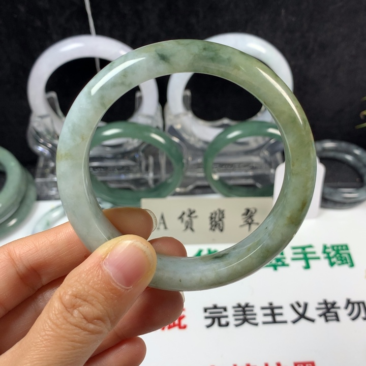 翡翠未镶嵌手镯60号。 56.6圈
