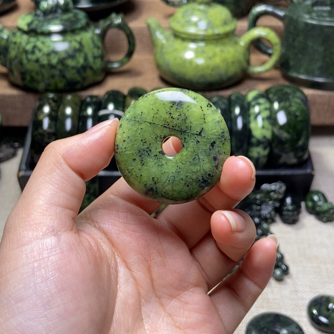 卫***峰蛇纹石玉未镶嵌药王石平安扣