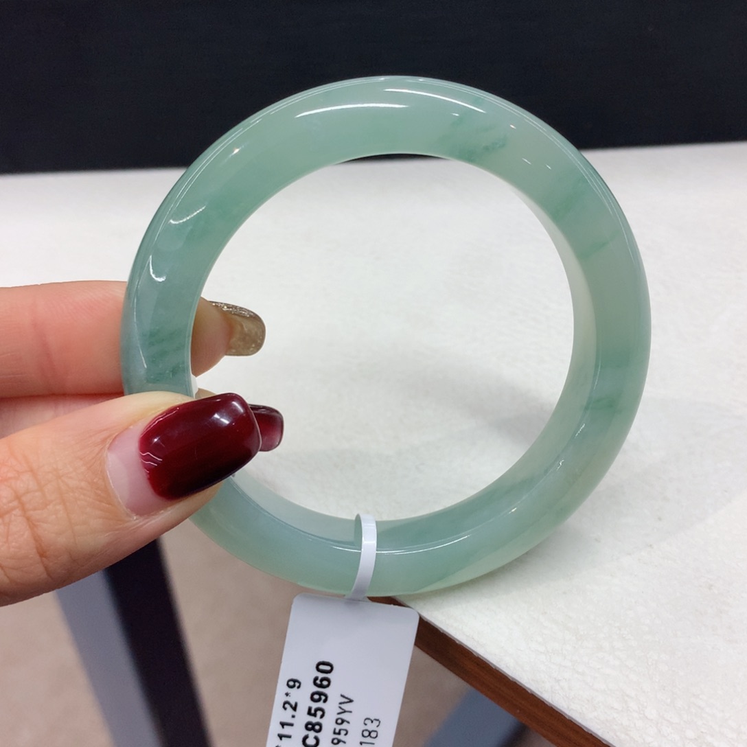 翡翠手镯未镶嵌缅甸翡翠手镯 湖水蓝 冰起胶 正圈泥鳅背