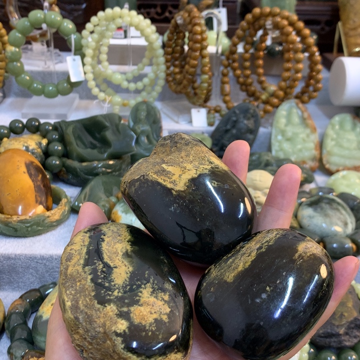 W***王岫岩河磨玉（透闪石质玉）未镶嵌把件