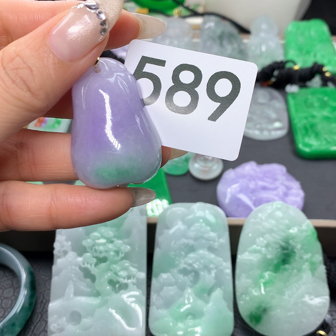 翡翠吊坠(赠链)未镶嵌