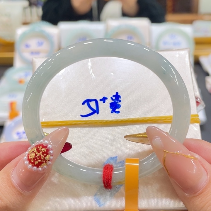 翡翠手镯未镶嵌小*包翡翠