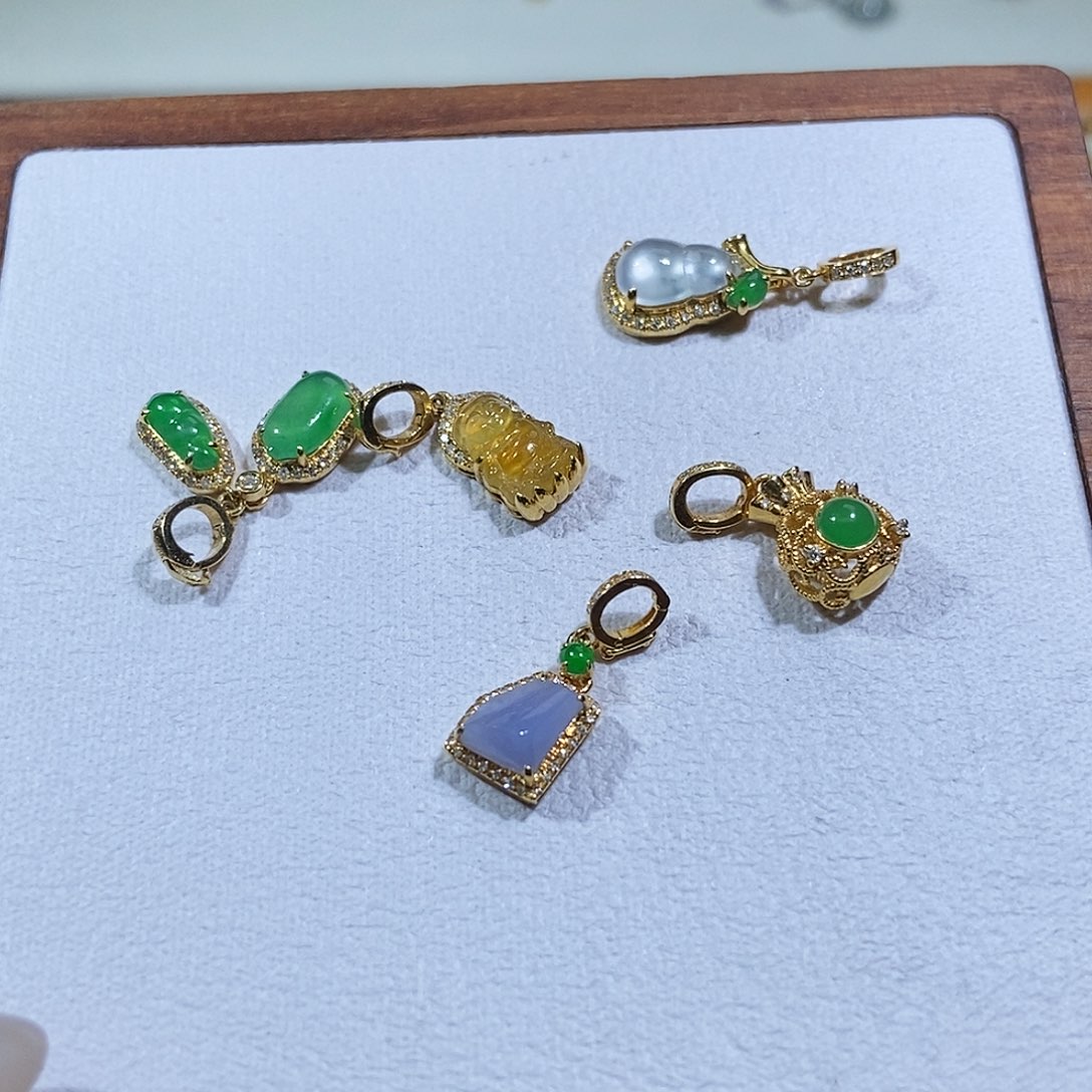 为***）翡翠18K金镶嵌颈饰1111