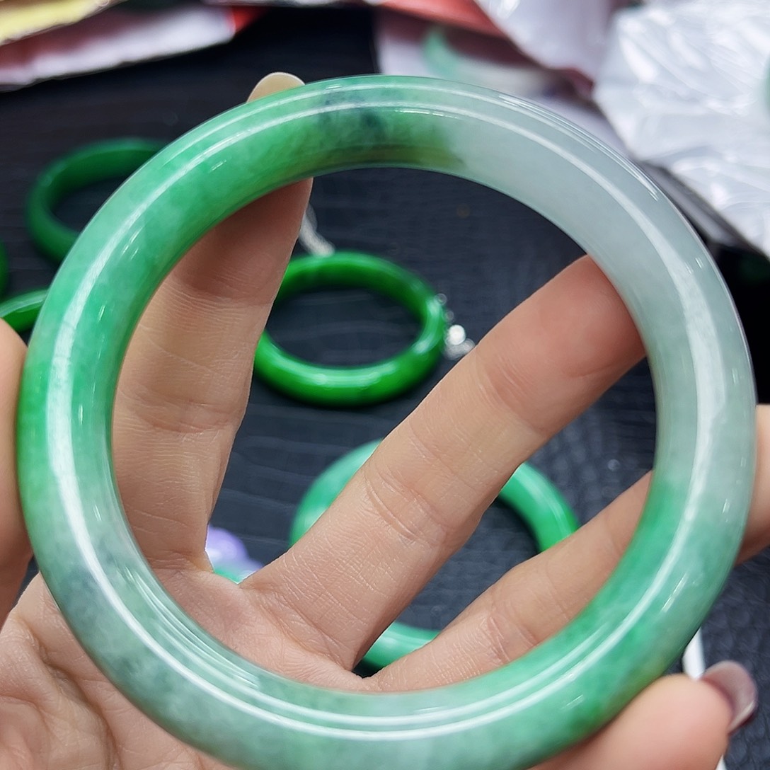 翡翠手镯未镶嵌多样性