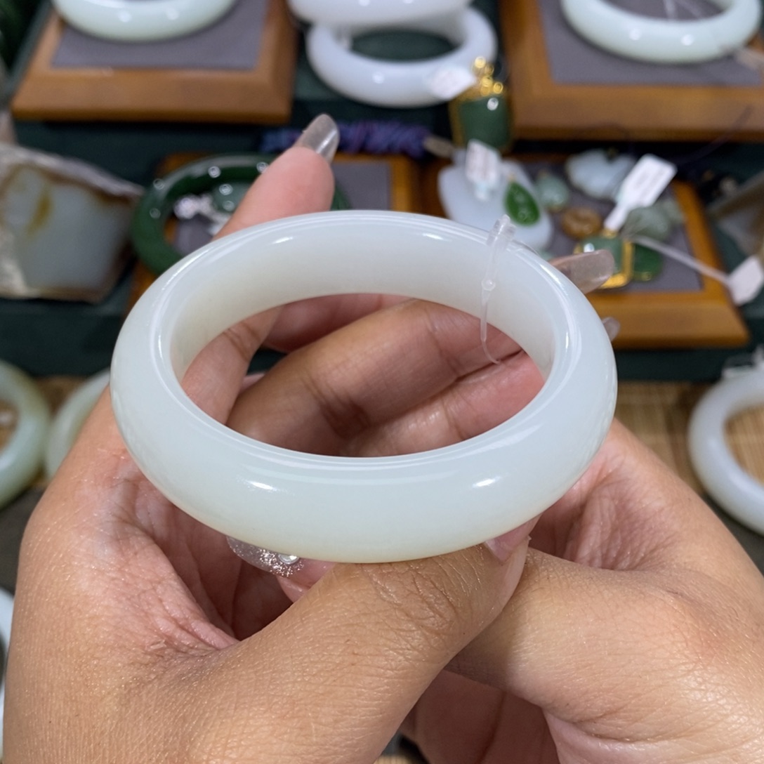 和田玉手镯未镶嵌