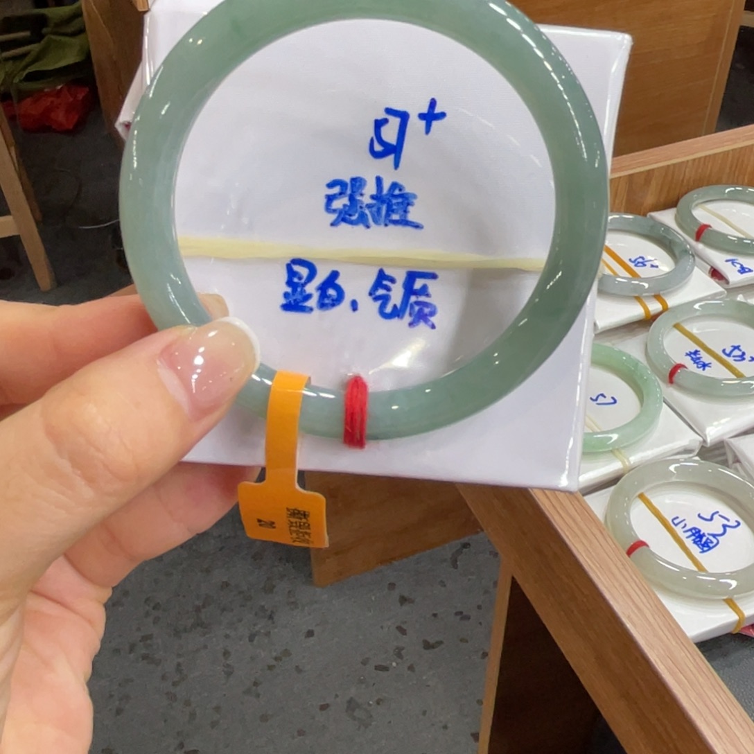翡翠手镯未镶嵌翡翠