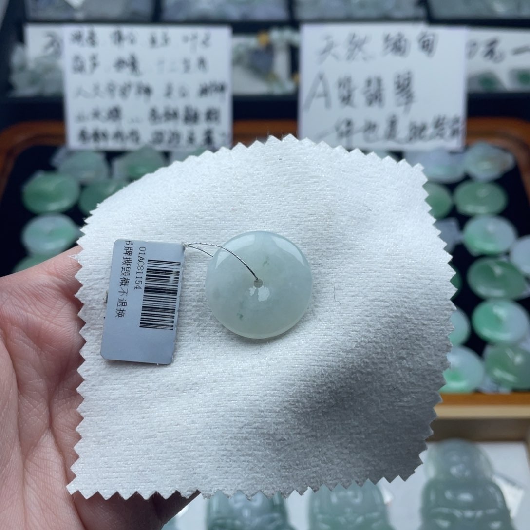 翡翠颈饰未镶嵌平安扣