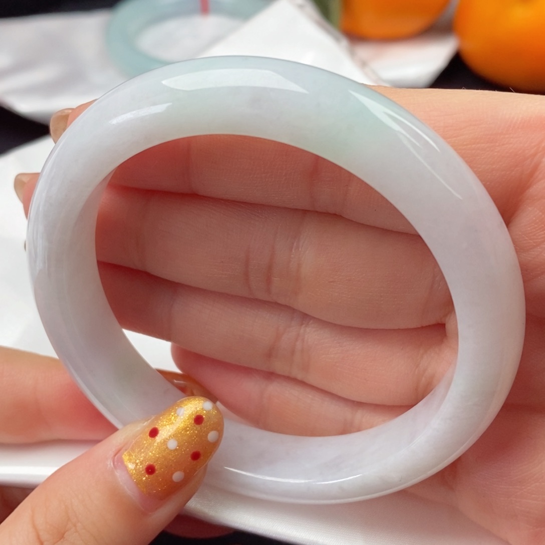 翡翠手镯未镶嵌是***.61圈口