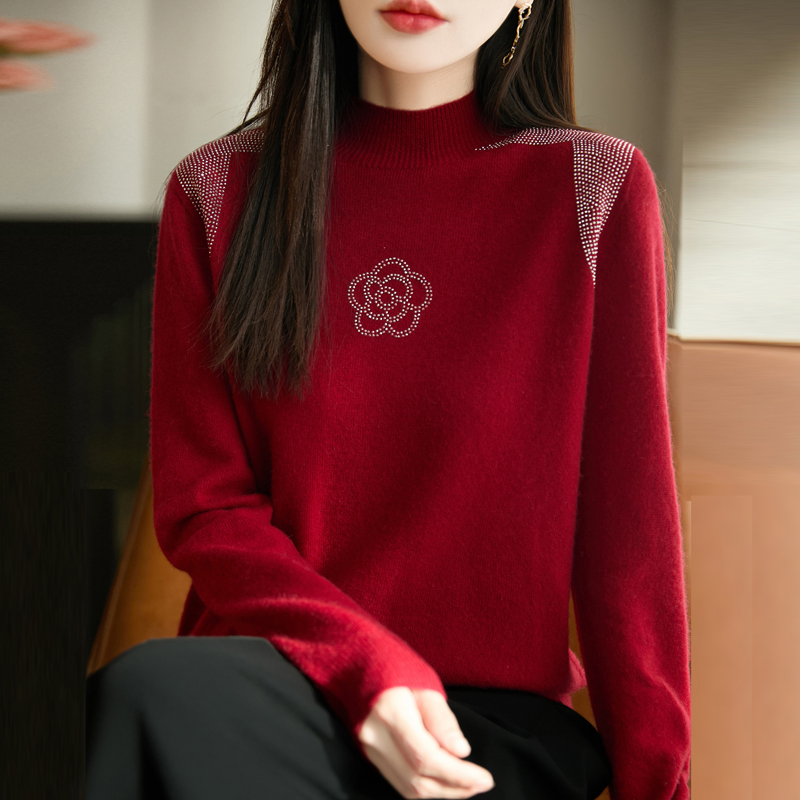 软糯半高领长袖针织打底毛衣女2025秋冬新款烫钻设计宽松大码上衣