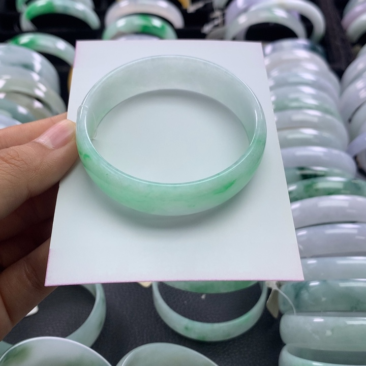 翡翠未镶嵌手镯公主