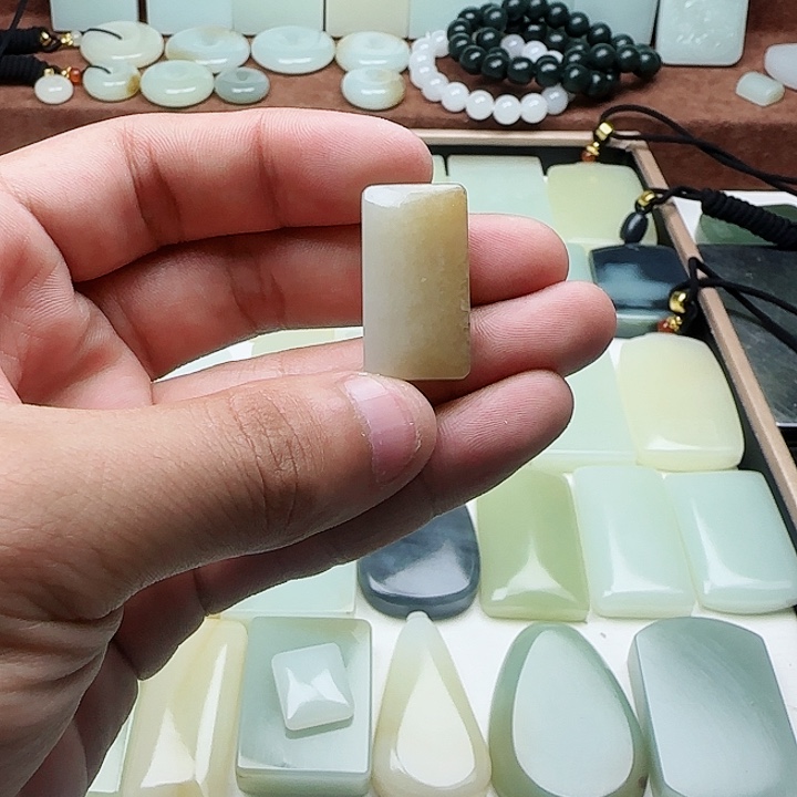 M***&和田玉未镶嵌颈饰