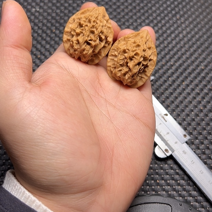 文玩核桃吊坠鸡心