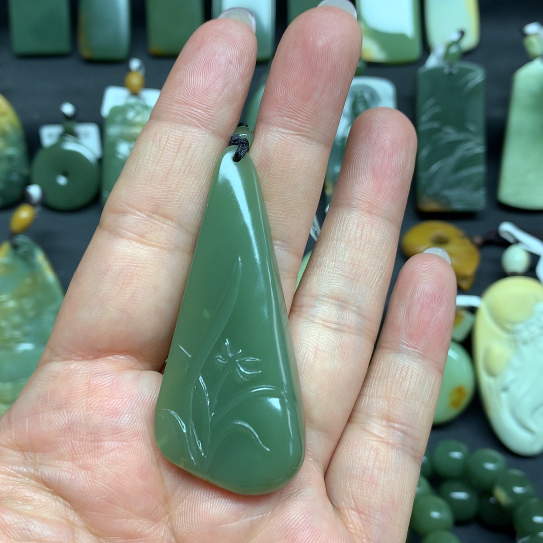 岫岩河磨玉（透闪石质玉）颈饰未镶嵌