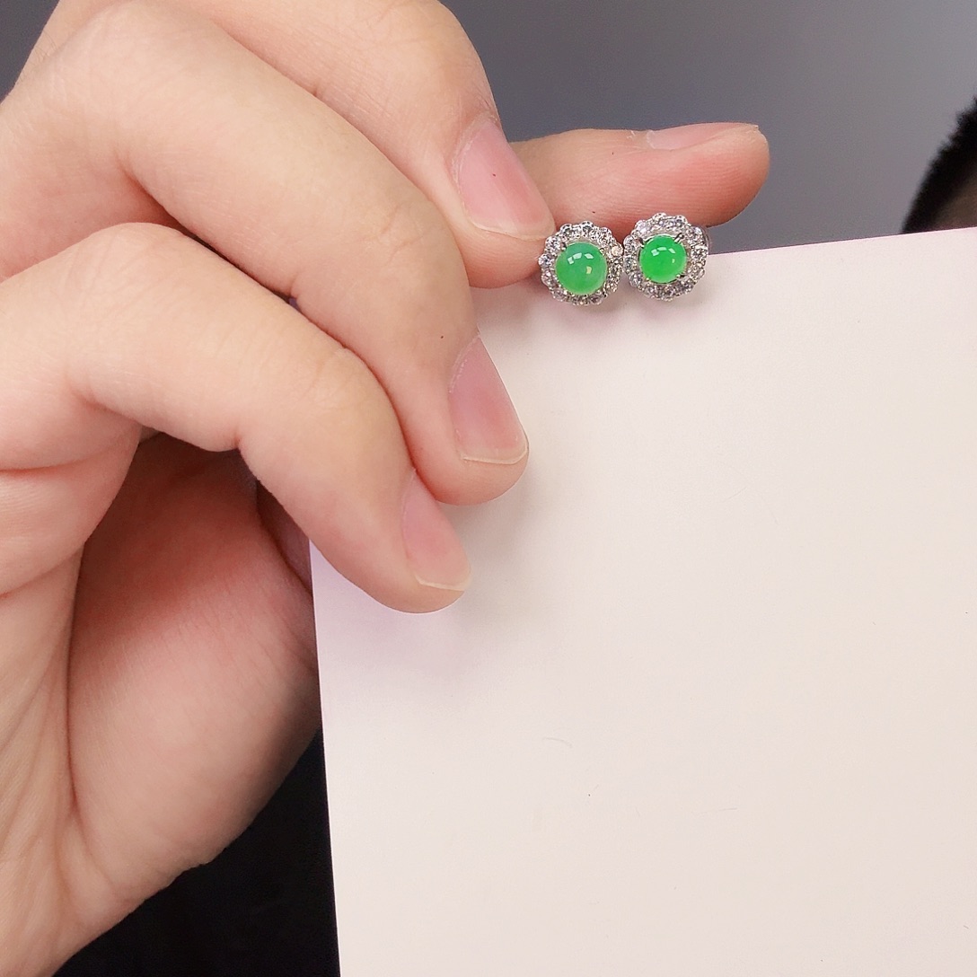 翡翠颈饰未镶嵌一对