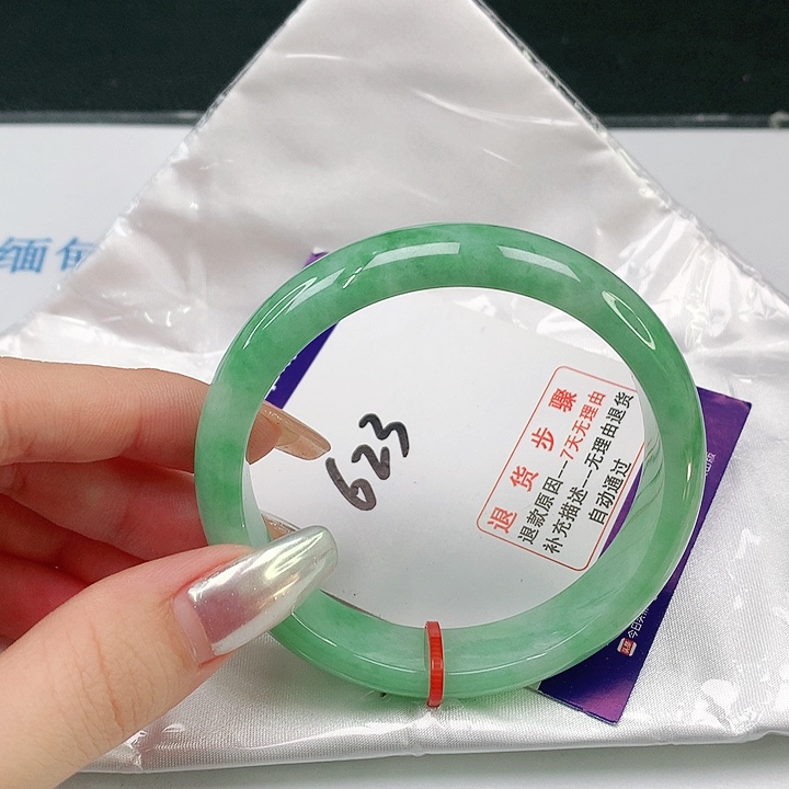 翡翠手镯未镶嵌翡翠手镯