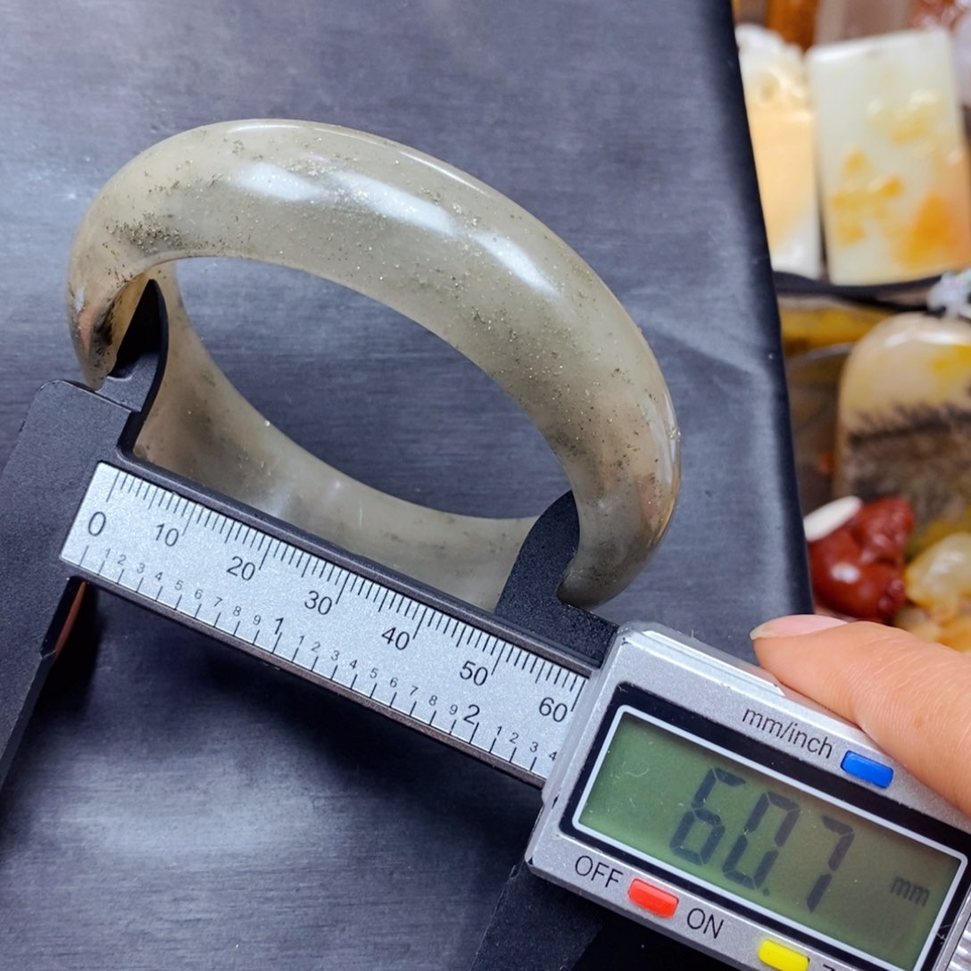 石英质玉（黄龙玉）颈饰未镶嵌