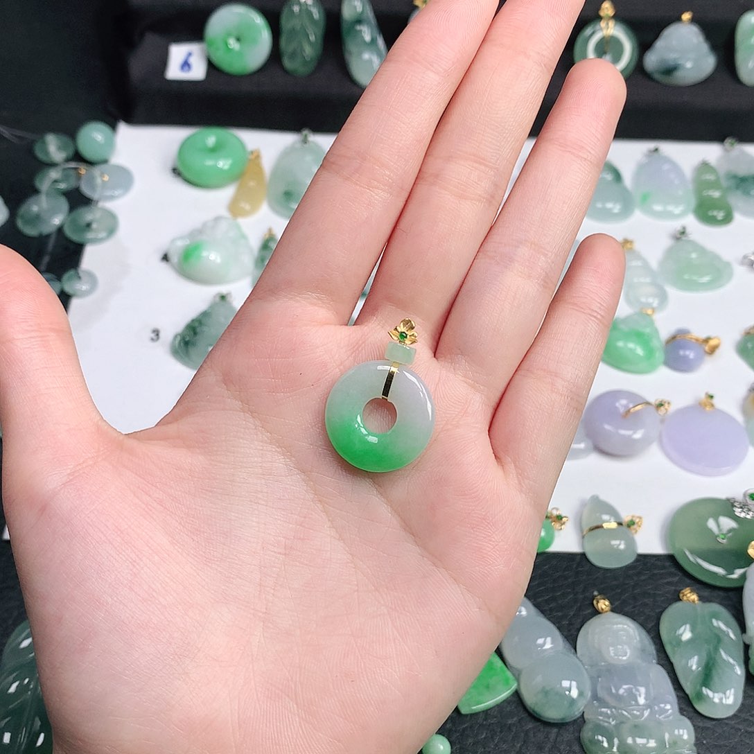 翡翠颈饰未镶嵌翡翠