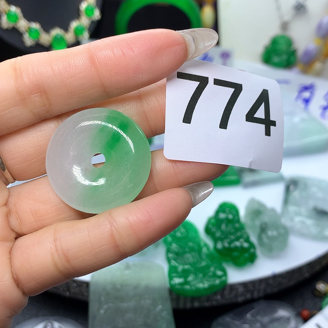 翡翠吊坠(赠链)未镶嵌