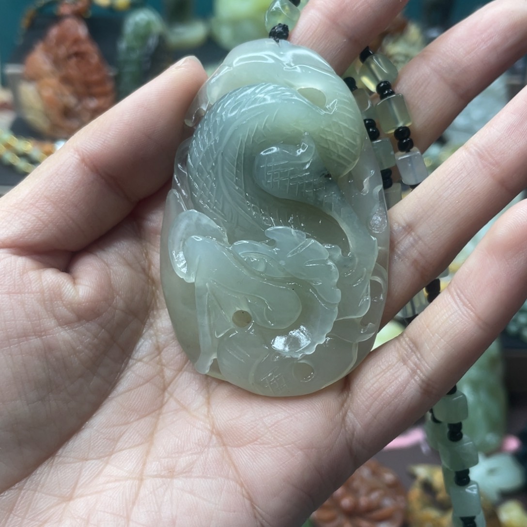 蛇纹石玉未镶嵌颈饰