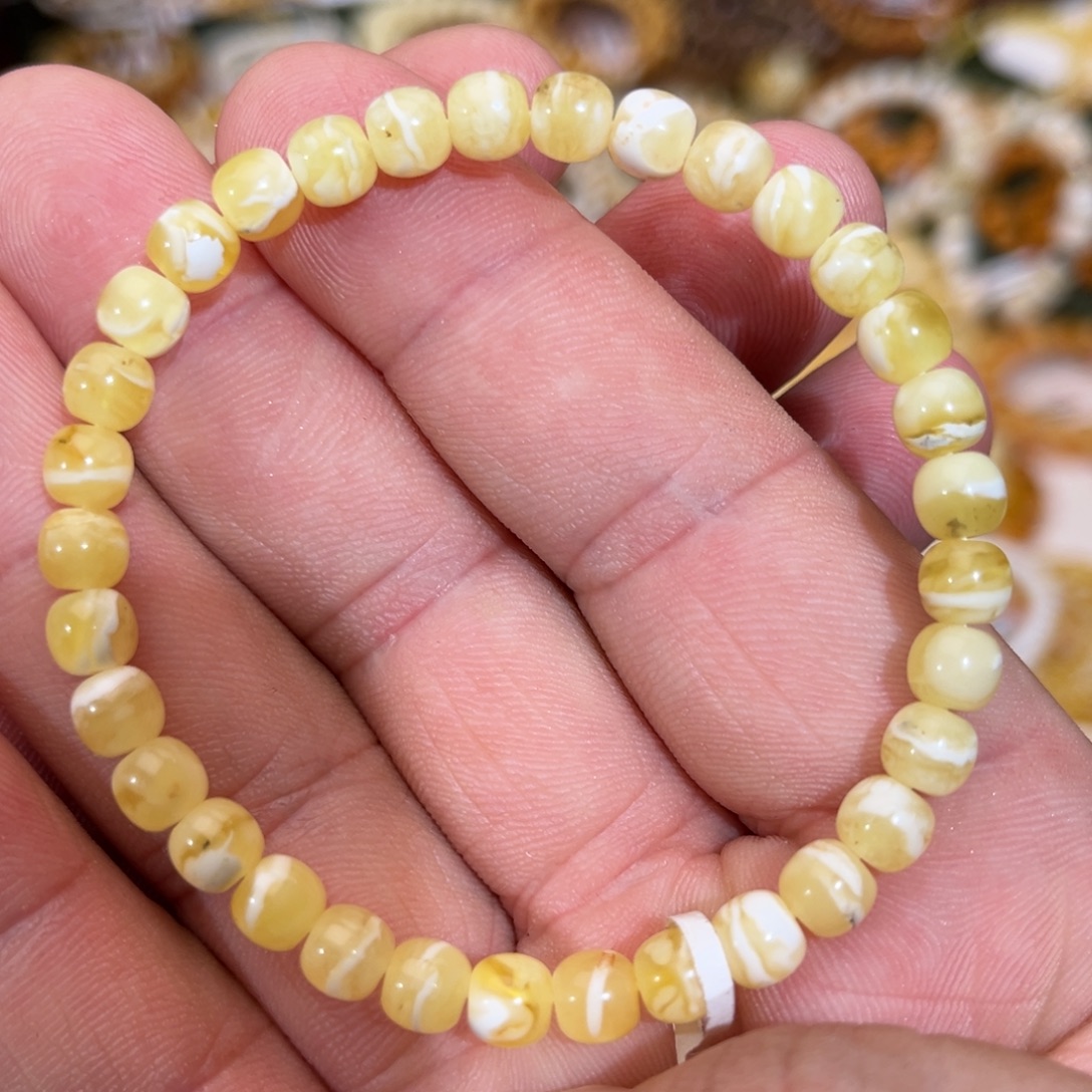 琥珀未镶嵌手链有瑕疵瓷白溶洞妖花6.0mm