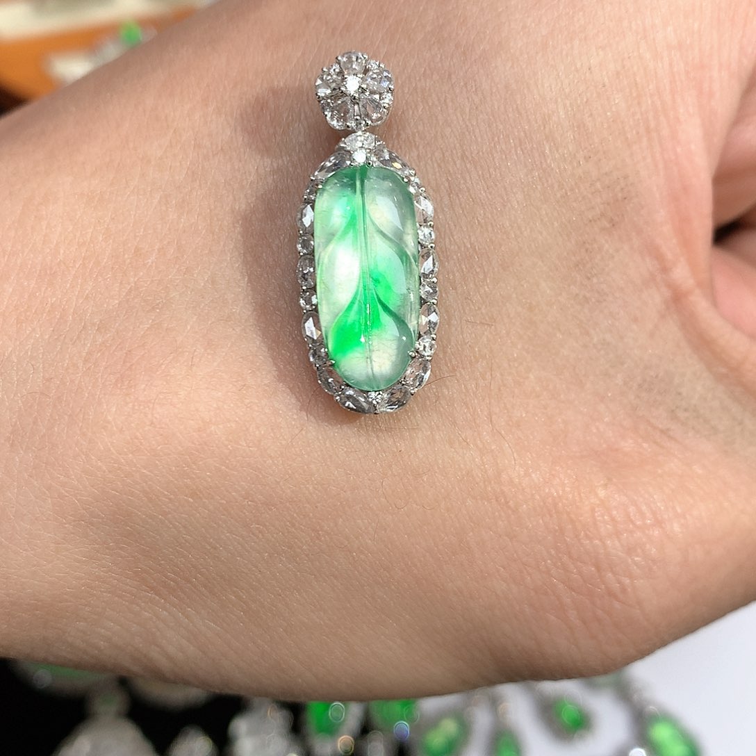 翡翠吊坠(不含链)18K金镶嵌飘绿叶子