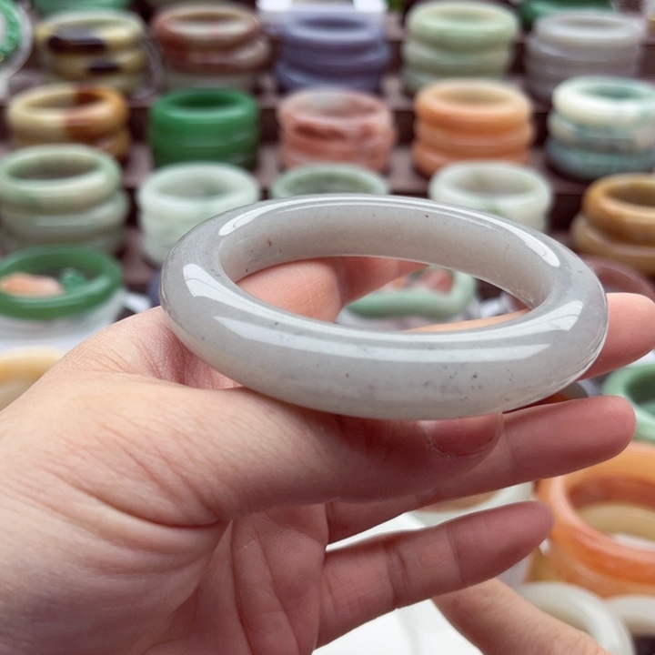 石英质玉手镯未镶嵌小***?