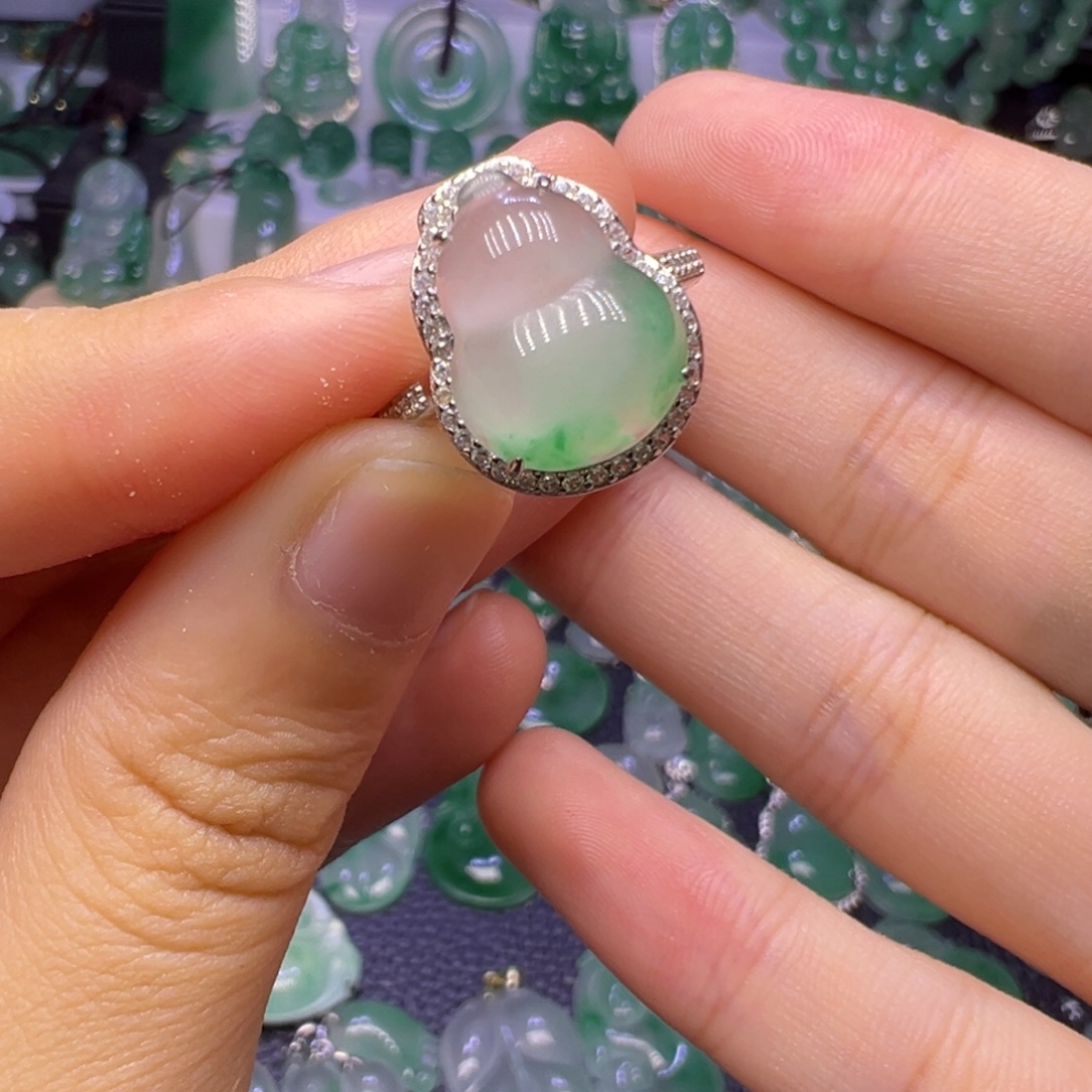 石英质玉（非洲翠）未镶嵌颈饰