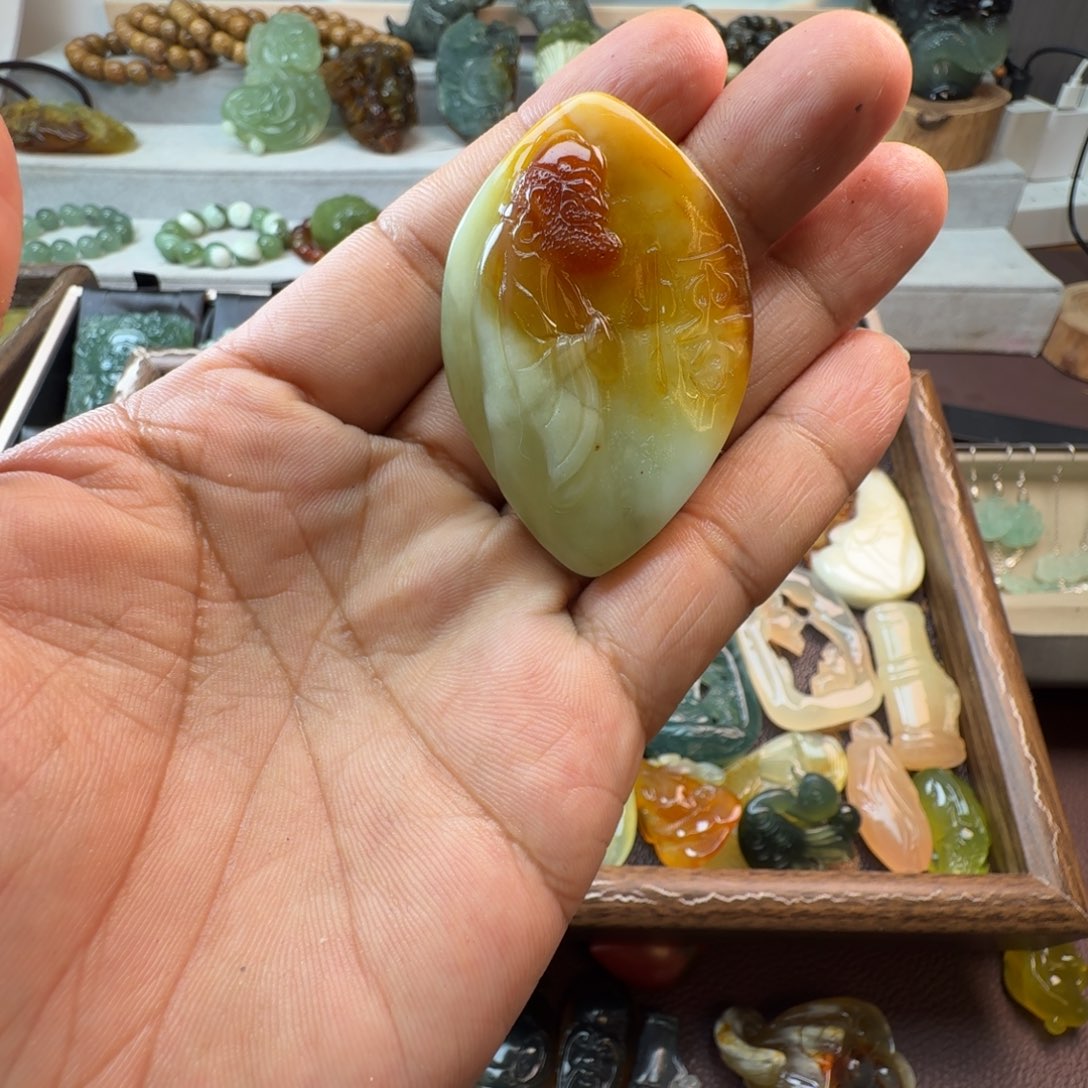 m***美蛇纹石玉未镶嵌颈饰