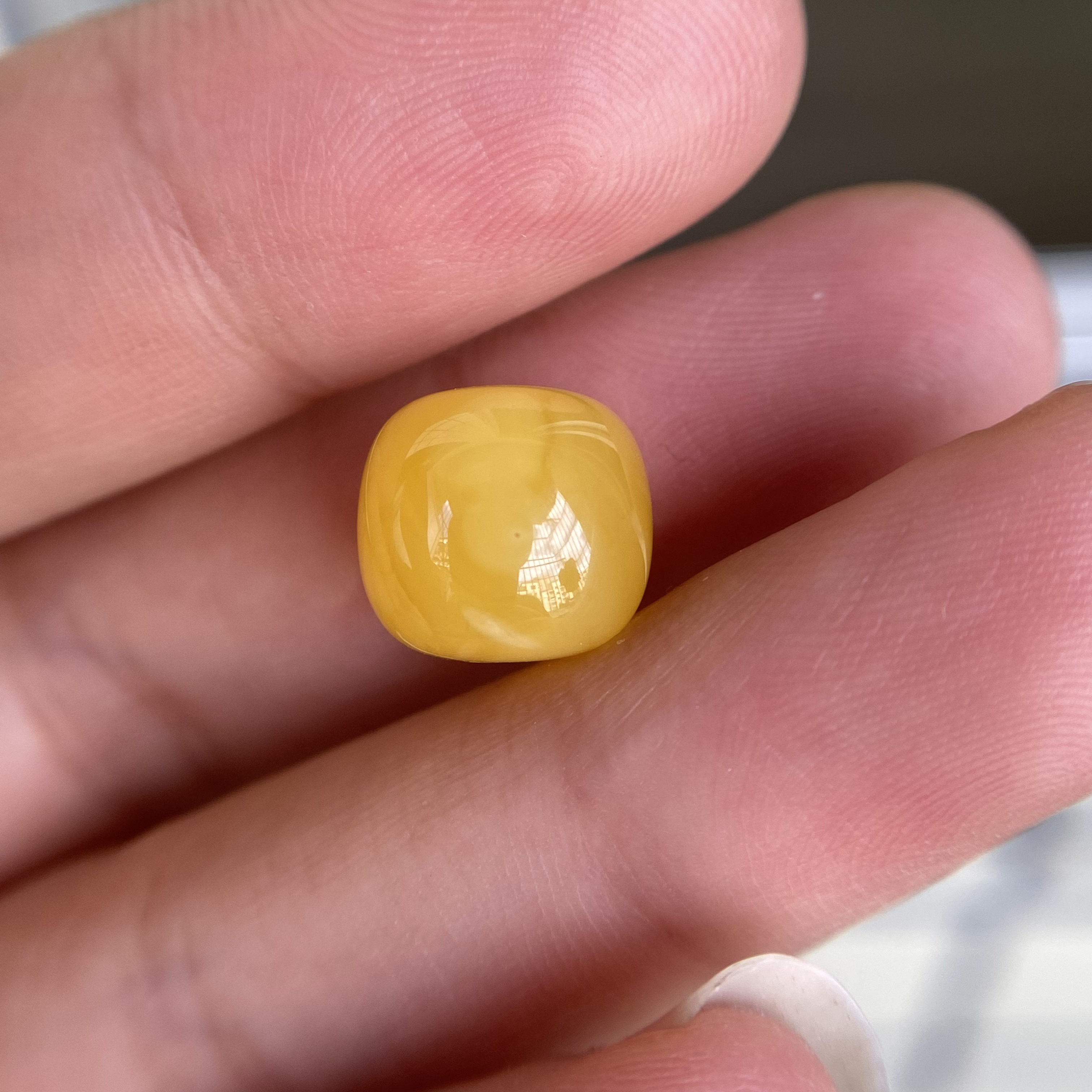 蜜蜡胶皮老型11.2×10.2mm，蜡质颜色好，丁点粉尘，孔边有点小碎花