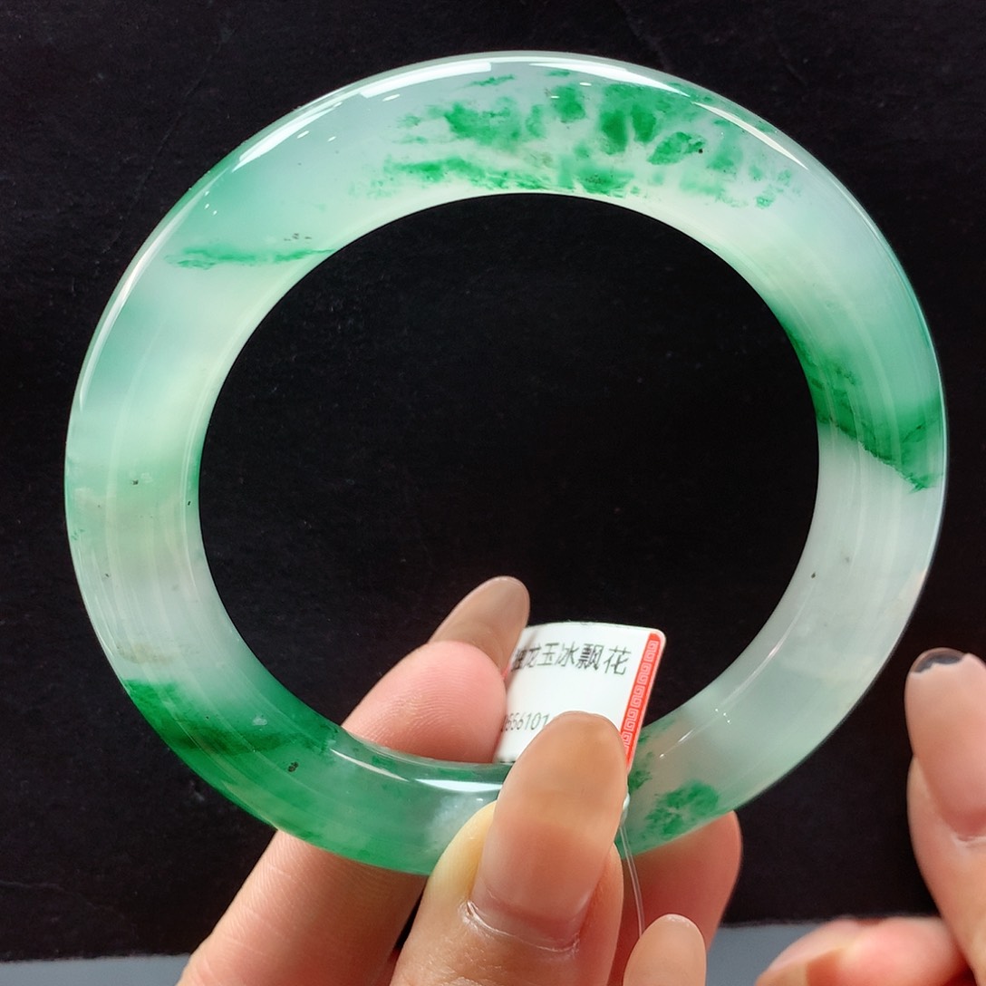 石英质玉手镯未镶嵌蝴**飞