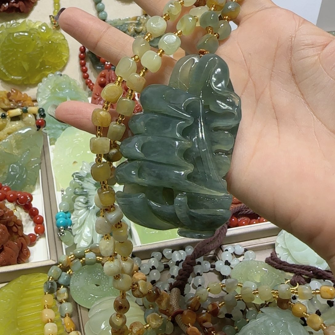 未镶嵌蛇纹石玉吊坠乔****》