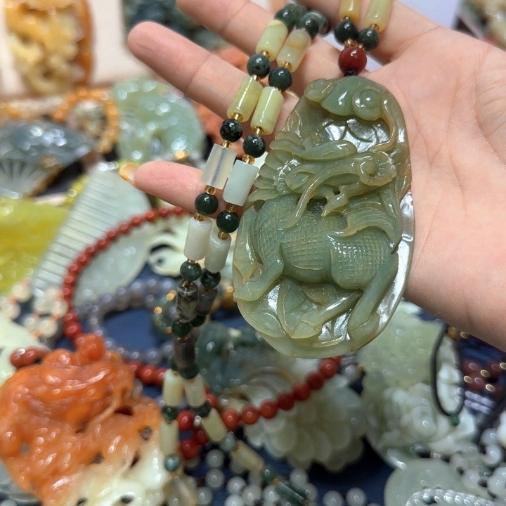未镶嵌蛇纹石玉吊坠