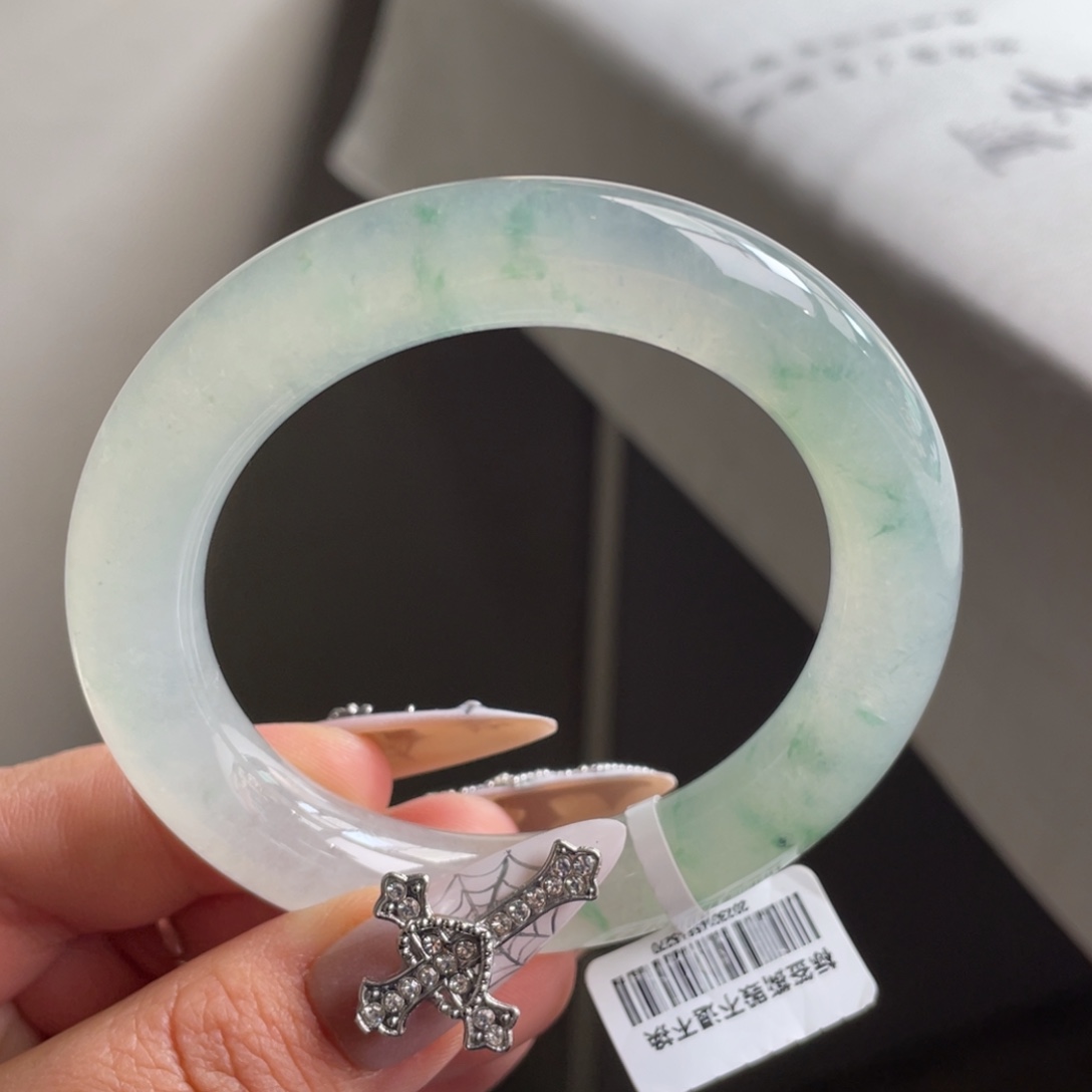 翡翠未镶嵌手镯正冰起光飘绿花圆条手镯