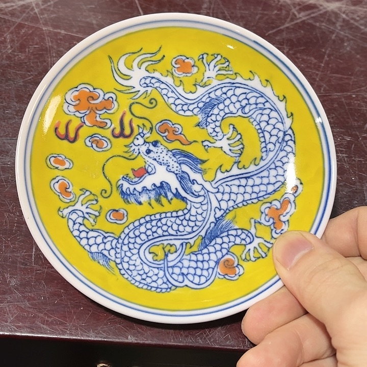 瓷片/////直径13.5厘米。红。