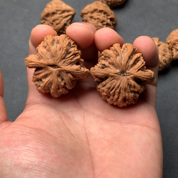 文玩核桃吊坠麦穗虎头文玩核桃