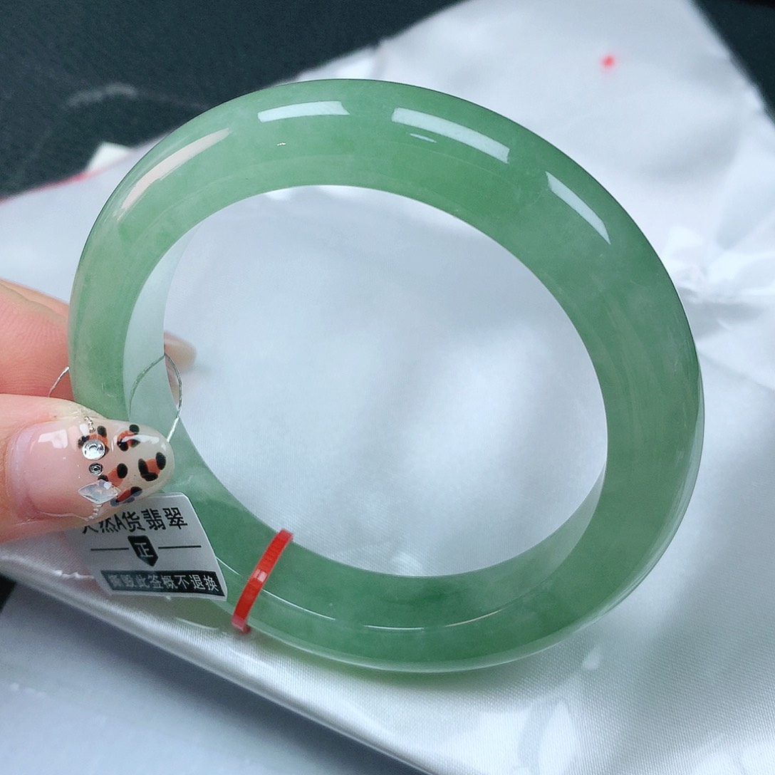 翡翠手镯未镶嵌56圈