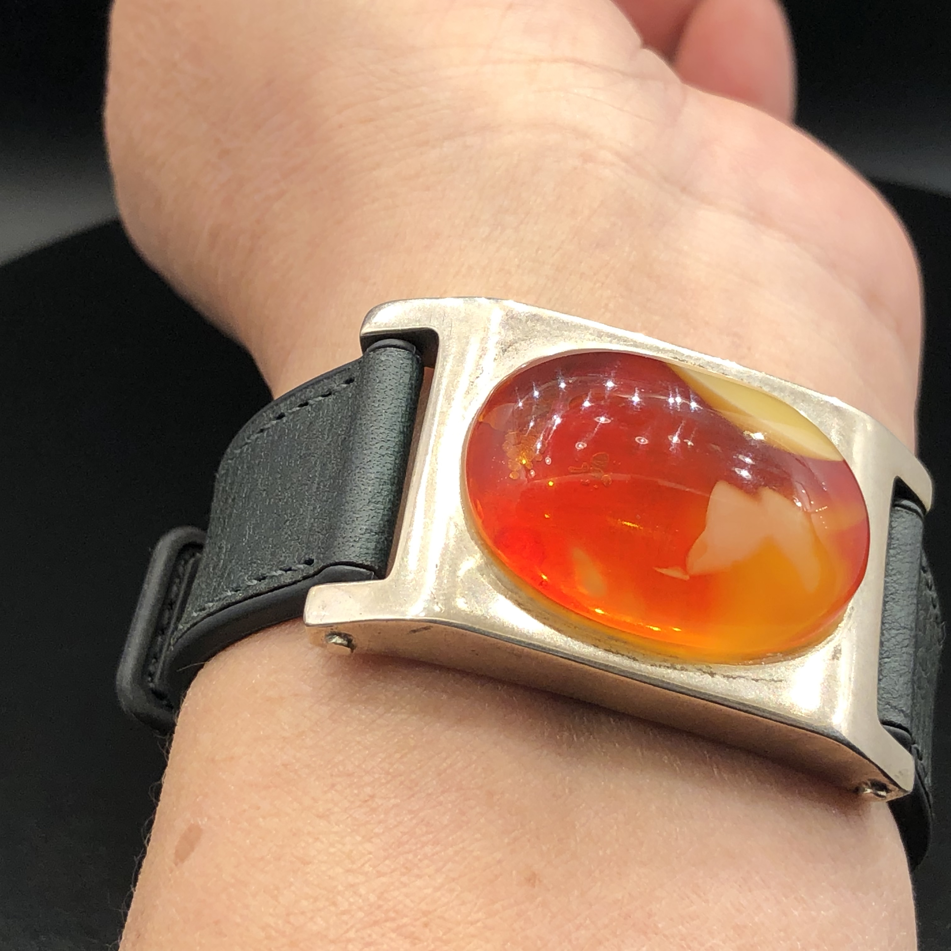 表带式天然琥珀手镯。