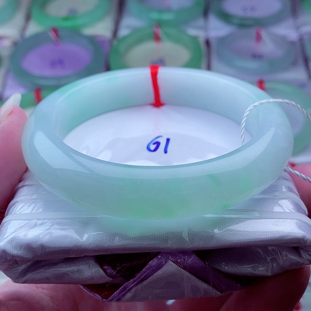 翡翠未镶嵌手镯566飘绿白底青冰润细腻厚装大气