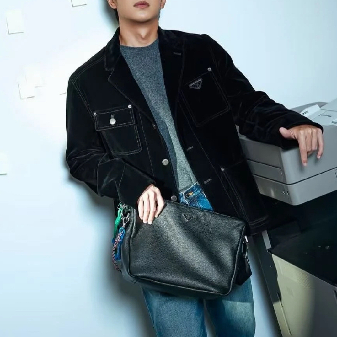 未使用 Prada/普拉达 25款三角标丝绒夹克1226