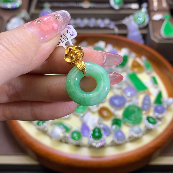 翡翠颈饰18K金镶嵌翡翠吊坠