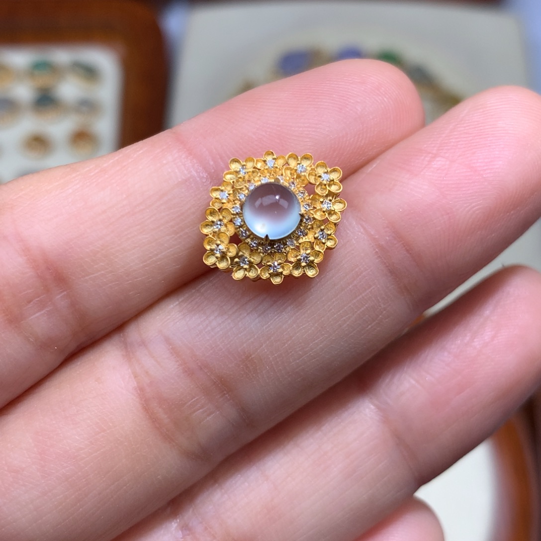 翡翠18K金镶嵌毛衣链蛋面